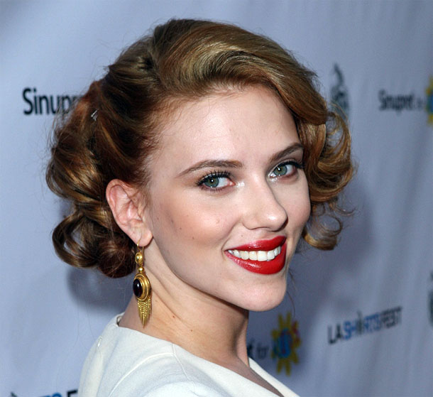 Scarlett Johansson began dating Canadian actor Ryan Reynolds in 2007 and in May 2008 it was reported that they were engaged. On September 27, 2008, the couple married in British Columbia. On December 14, 2010, the couple announced their separation.